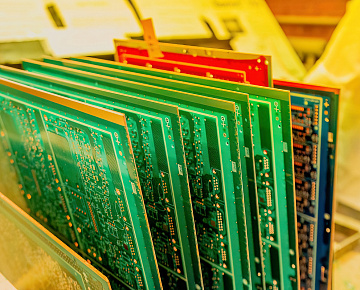 Особенности трассировки на внешних и внутренних слоях печатной платы